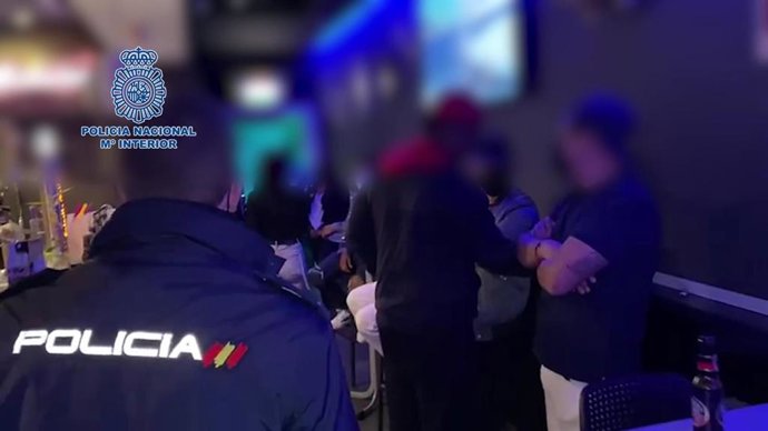Imagen de los agentes entrando en la fiesta