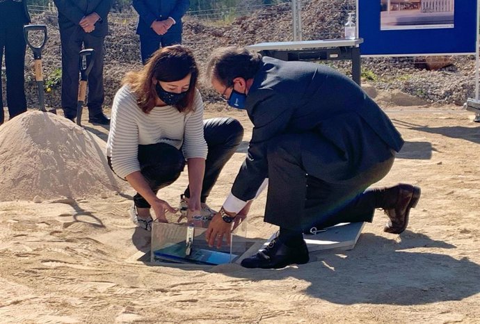 La presidenta del Govern, Francina Armengol, y el rector de la Universitat de les Illes Balears (UIB), Lloren Huguet, durante un acto simbólico celebrado en las inmediaciones del futuro edificio universitario de Enfermería, Fisioterapia y Psicología