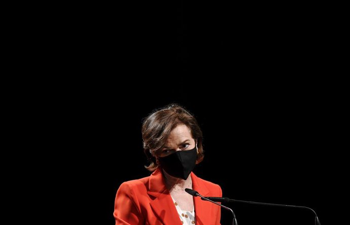 La vicepresidenta primera del Gobierno y ministra de la Presidencia, Relaciones con las Cortes y Memoria Democrática, Carmen Calvo, ofrece interviene durante la presentación del libro 'Al amparo del feminismo', en la sede del Instituto Cervantes, Madrid