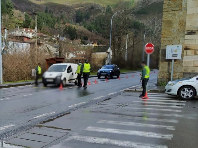 Archivo - Controles de la Guardia Civil en Cangas del Narcea, el día que entra en vigor el cierre perimetral del municipio por alta incidencia del coronavirus.