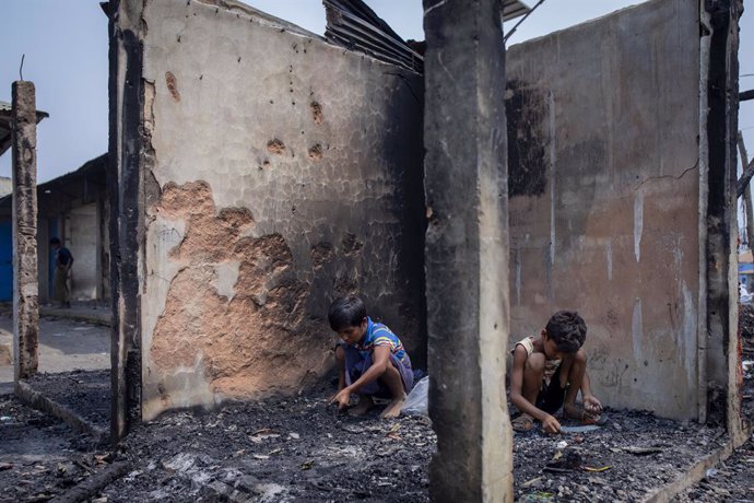 24 March 2021, Bangladesh, Cox's Bazar: Rohingya children search belonging amid the charred remains after a massive fire broke out two days ago at Balukhali refugee camp in Cox's Bazar. Photo: Km Asad/ZUMA Wire/dpa