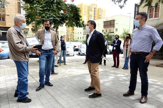 El alcalde de Santa Cruz de Teneirfe, José Manuel Bermúdez, en la entrega del proyecto al ARRU de la Victoria