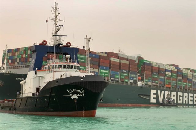 Un carguero encalla en el canal de Suez y bloque el tránsito en la zona