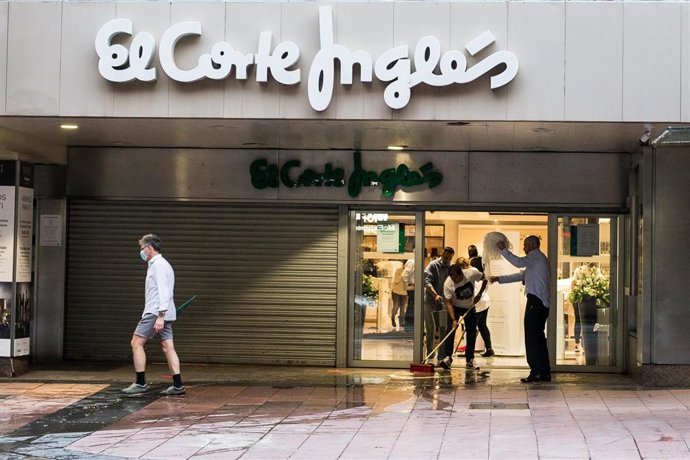 Archivo - Varios trabajadores de El Corte Inglés de la calle Goya realizan labores de limpieza y expulsión de aguas debido a la fuerte lluvia caída en Madrid