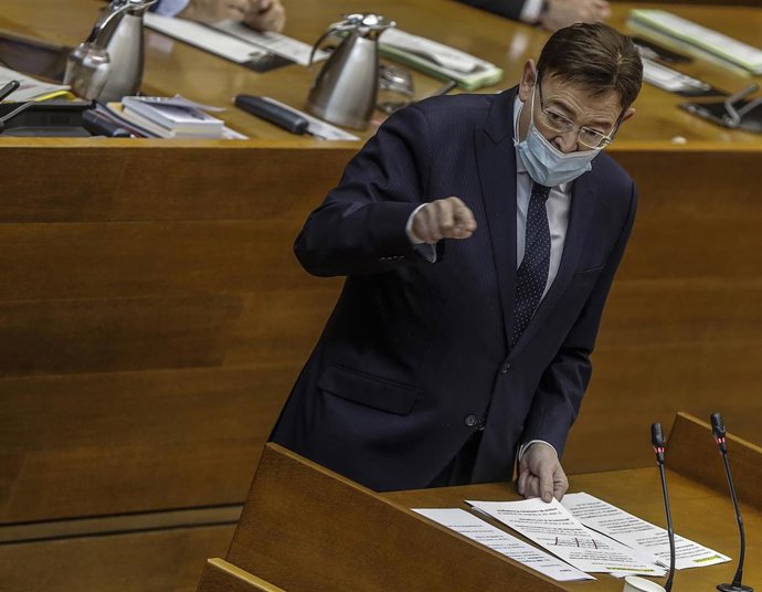 El presidente de la Generalitat Valenciana, Ximo Puig  interviene durante una sesión plenaria en Les Corts