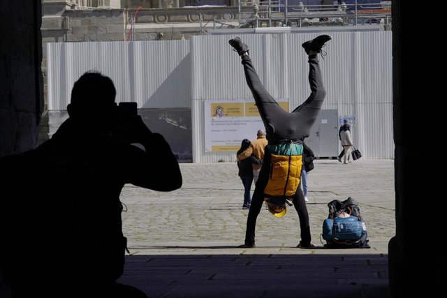Un peregrino se fotografía saltando en la Catedral de Santiago durante el puente de San José, en Santiago de Compostela, en A Coruña, Galicia (España), a 20 de marzo de 2021. Paradores ha lanzado una tarifa especial para que los peregrinos del Camino de S