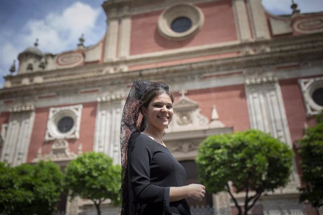 Archivo - Imagen de archivo de una mujer vestida de mantilla en la Plaza del Salvador un Jueves Santo
