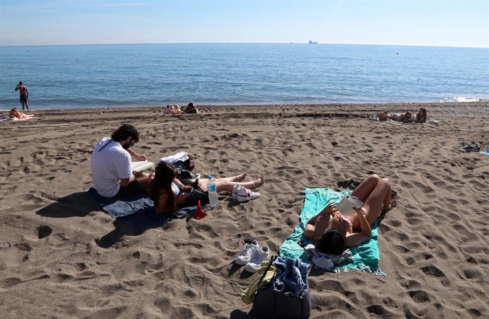 Archivo - La ciudad de Málaga, ha alcanzado una temperatura de 24C, propiciando que muchos personas se acercaran al la playa de la Malagueta, para tomar el sol. Málaga a 29 de enero 2021