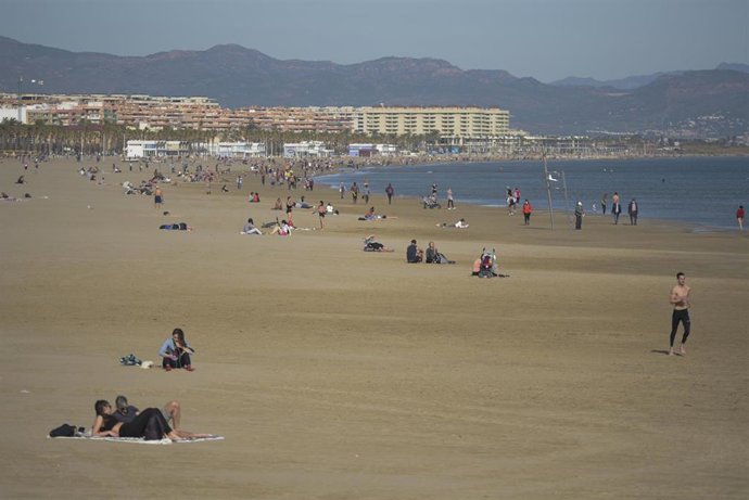 Archivo - Varias personas en la Playa de Malvarrosa en Valencia (Imagen de archivo)
