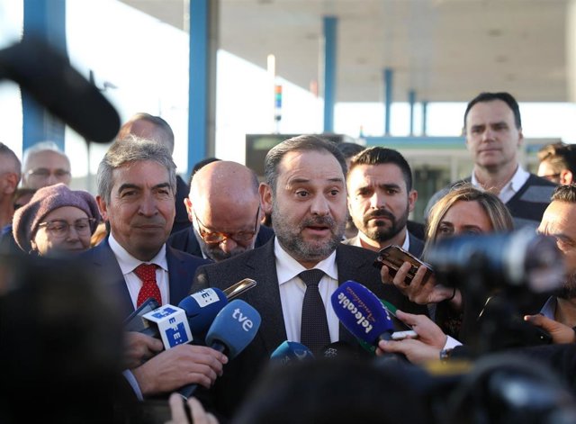 Archivo - El ministro de Fomento, José Luis Ábalos, en una visita a Sevilla