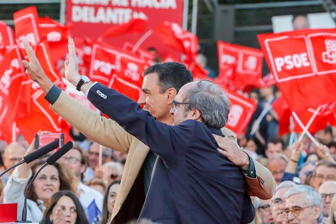 Archivo - El secretario general del PSOE y presidente del Gobierno en funciones, Pedro Sánchez, y el candidato del PSOE a la Comunidad de Madrid, Ángel Gabilondo, participan en el acto de cierre de campaña del PSOE en el Auditorio Pilar García Peña de M