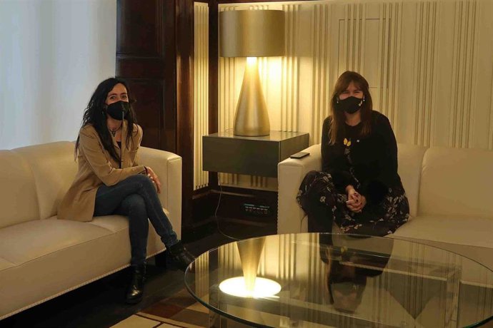 La presidenta del Parlament de Catalunya, Laura Borrs, junto con la presidenta de la Cámara de Barcelona, Mnica Roca.