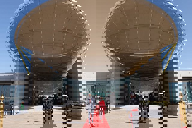 Los Reyes en el aeropuerto antes de viajar a Andorra