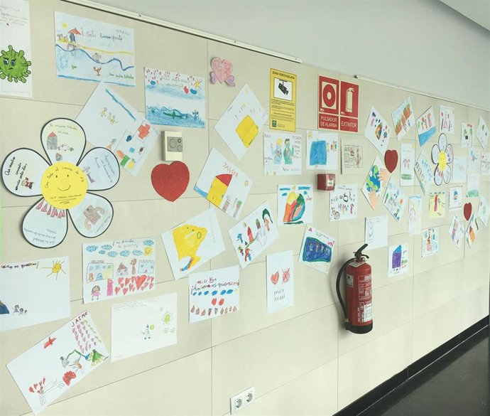 Dibujos de escolares expuestos en el Hospital de Pozoblanco en apoyo a la lucha contra el Covid.