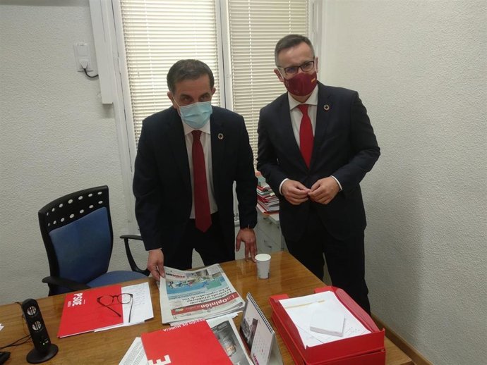 Serrano y Conesa, en la Alcaldía, poco antes de empezar el debate de la moción