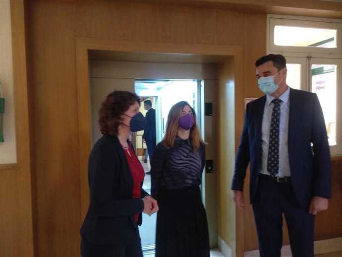 Ginés Ruiz Maciá, portavoz municipal de Podemos, junto a María Marín, diputada, y su compañera en el grupo municipal, Clara Martínez