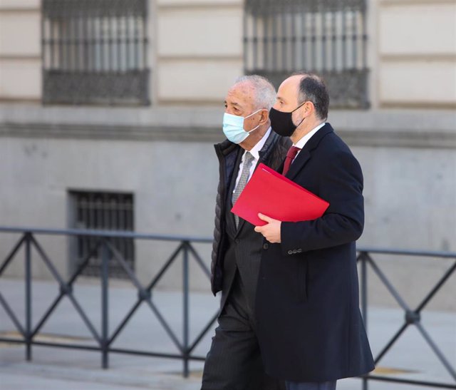 El empresario Luis Gálvez a su llegada (i) acompañado a la Audiencia Nacional, en Madrid, (España), a 25 de marzo de 2021