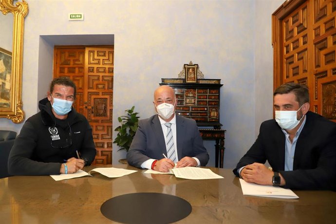 El presidente de la Diputación de Córdoba, Antonio Ruiz (centro), en la firma Bomberos Unidos sin Fronteras.