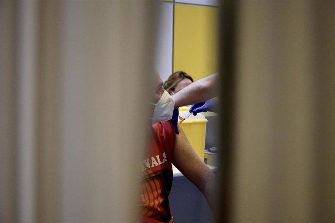 Un hombre recibe la primera dosis de la vacuna de AstraZeneca contra la COVID-19 en Bilbao, Euskadi.