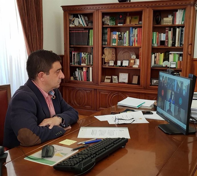 Reyes interviene en la inauguración de la jornada sobre turismo.