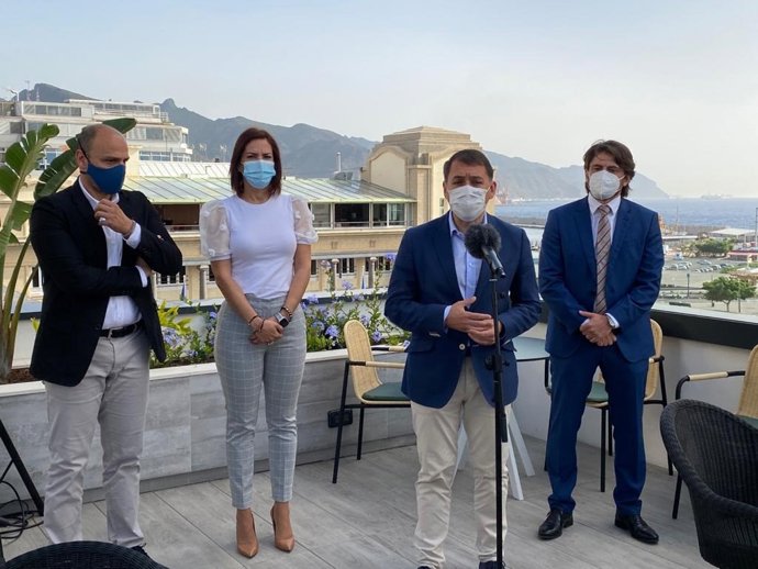 El alcalde de Santa Cruz de Tenerife, José Manuel Bermúdez, comparece ante los medios antes de la reunión sectorial sobre turismo