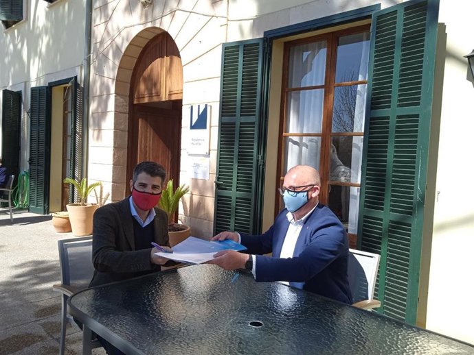 El presidente del IMAS, Javier de Juan, y el alcalde de Sa Pobla, Lloren Gelabert.