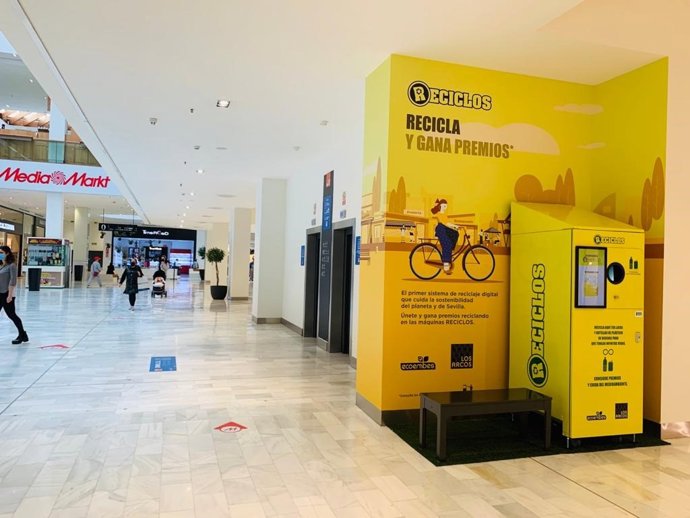 El público de Los Arcos podrá obtener premios sostenibles y sociales al reciclar sus latas y botellas de plástico de bebidas en una de las dos máquinas instaladas.