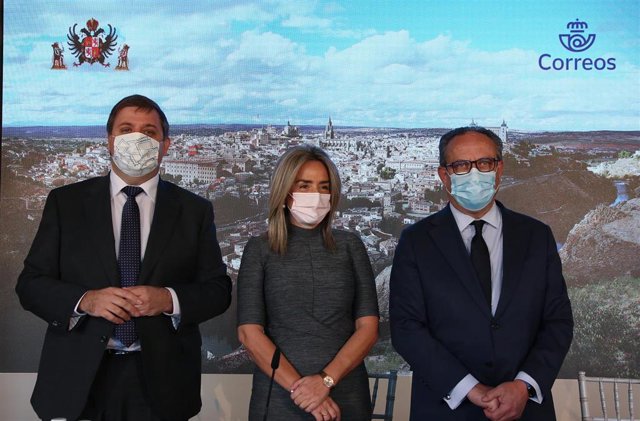 El presidente de Correos, Juan Manuel Serrano; la alcaldesa de Toledo, Milagros Tolón, y el consejero de Hacienda, Juan Alfonso Ruiz Molina,