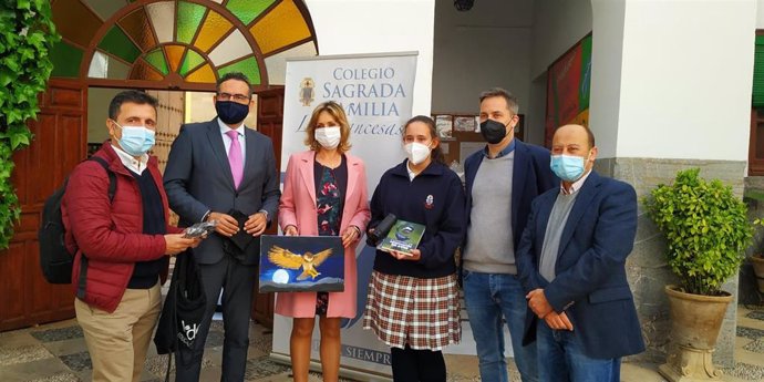 El delegado de Desarrollo Sostenible de la Junta de Andalucía, Giuseppe Aloisio, y la delegada de Educación y Deporte, Inmaculada Troncoso, entregan el premio a Miriam Moyano.