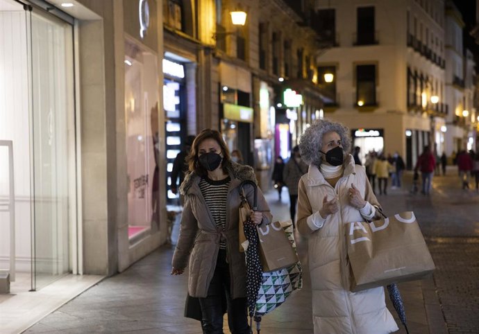 Ciudadanos de compras por el centro de Sevilla