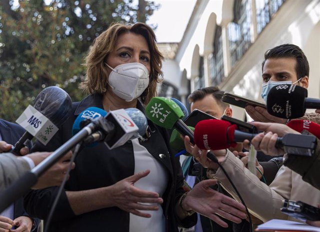 La secretaria general del PSOE- A, Susana Díaz,  atiende a los medios de comunicación en una imagen de archivo.