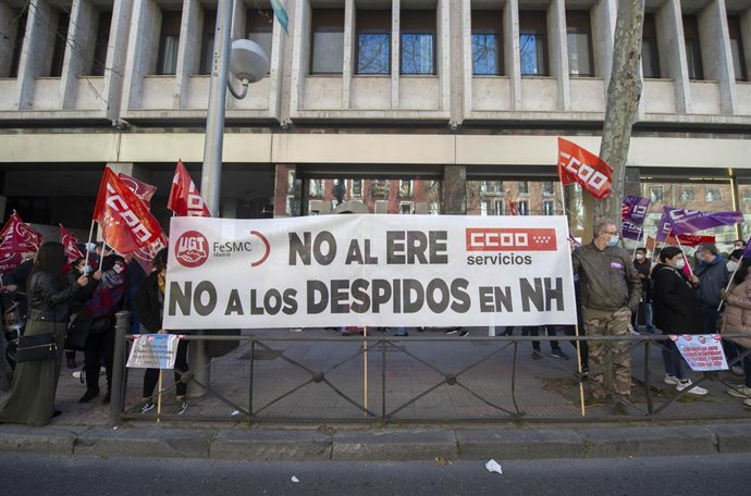 Varios trabajadores del hotel NH Madrid Príncipe de Vergara protestan a las puertas del mismo contra el ERE planteado por la cadena, en Madrid (España), a 17 de marzo de 2021. La concentración ha sido convocada por CCOO Servicios para rechazar el expedi