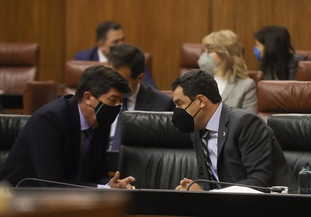 Juan Marín (i.) y Juanma Moreno, este jueves en el Pleno del Parlamento