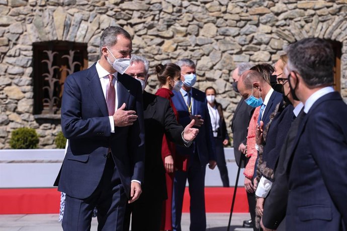 Els reis Felip i Letícia, rebuts a Andorra la Vella (Andorra) pel coprínciep Joan Enric Vives, entre d'altres.
