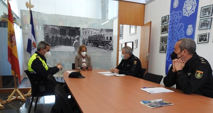 La edil de Ciudadanos en el Ayuntamiento de Alcalá de Guadaíra (Sevilla), María José Morilla, se ha reunido con responsables de la Policía Local y de la Policía Nacional.