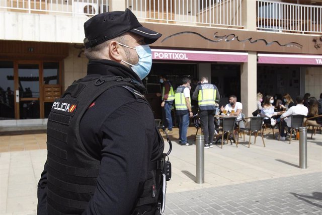 Controles policiales en terrazas de bares y restaurantes de Palma de Mallorca con motivo de la desescalada