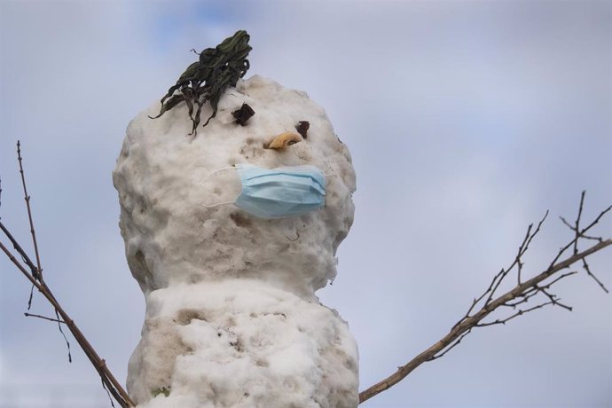 Archivo - 12 February 2021, United Kingdom, Southend-On-Sea: A gernal view of a snowman wearing a facemask as the cold snap continues to grip much of the nation. Photo: Victoria Jones/PA Wire/dpa