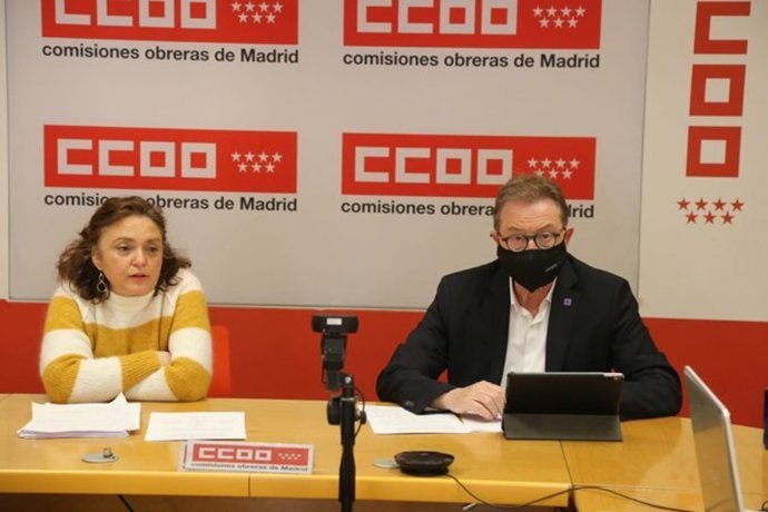 La secretaria de Empleo de CC.OO. De Madrid, Eva Pérez, junto con el secretario general del sindicato en Madrid, Jaime Cedrún, en la presentación de un informe sobre empleo.