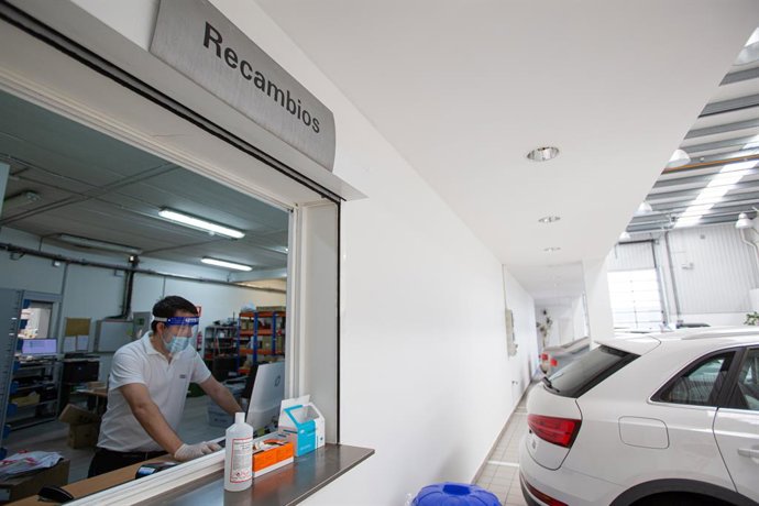 Archivo - Un empleado de taller en un concesionario. 