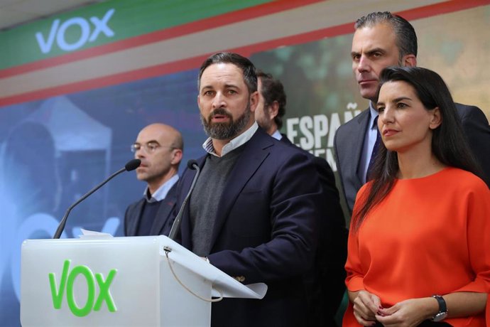Archivo - El presidente de Vox, Santiago Abascal, junto a la candidata a la Comunidad de Madrid, Rocío Monasterio