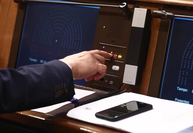 Un miembro del hemiciclo vota por la elección de miembros del Consejo de Administración de la Corporación RTVE durante una sesión plenaria celebrada en el Congreso de los Diputados, en Madrid, (España), a 25 de febrero de 2021. El pleno, marcado por la el