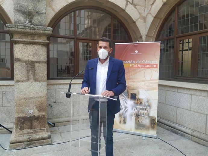 El portavoz de la Diputación de Cáceres, Álvaro Sánchez Cotrina, en una rueda de prensa previa al Pleno ordinario del mes de marzo