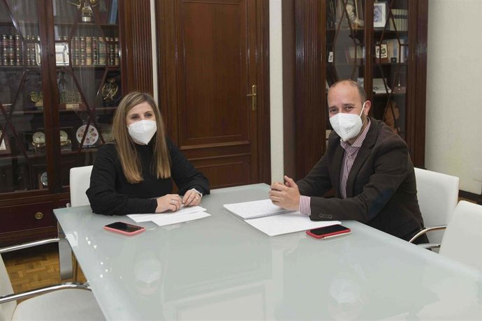 Irene García con el alcalde de Grazalema