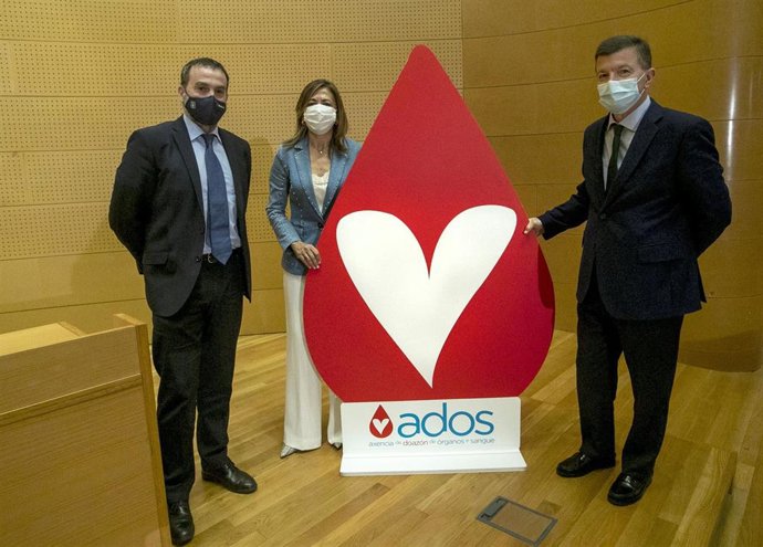 El director xeral de Asistencia Sanitaria, Jorge Aboal;  y la directora de la Axencia de Doazón de Órganos e Sangue, Marisa López, presentan el balance de donaciones en 2020