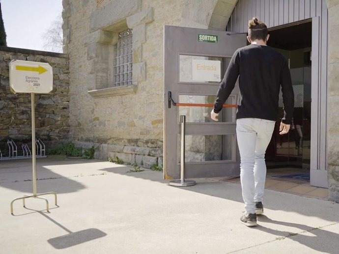 Un votante se dirige a uno de los puntos de asistencia al voto electrónico.