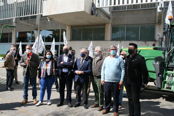 Concentración de responsables de las organizaciones agrarias, de la patronal CECO y de los sindicatos ante la Subdelegación en Córdoba.