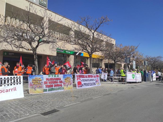 Concentración en defensa del ferrocarril.