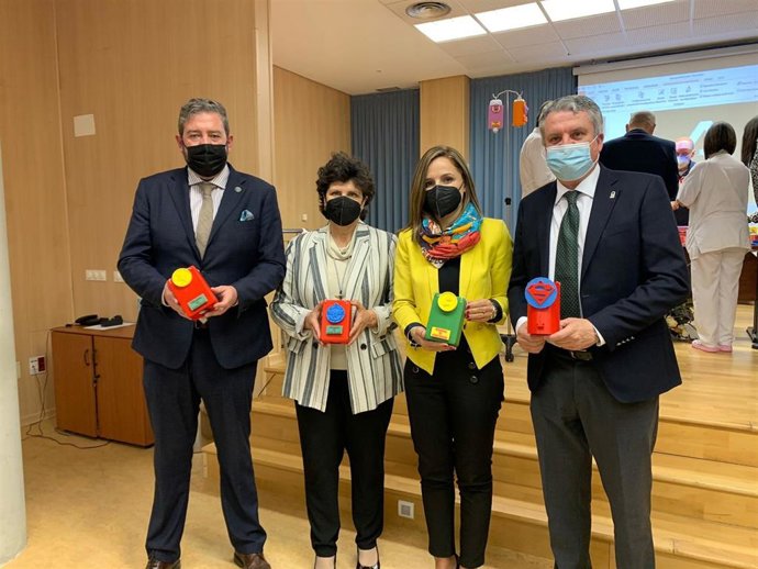 Representantes de la Junta y Diputación muestran los portasueros diseñados por niños en impresión 3D para pacientes pediátricos del Hospital La Inmaculada
