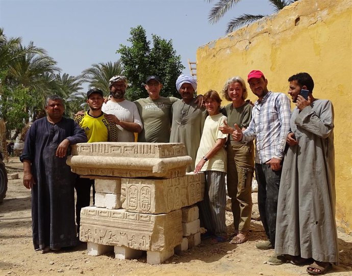 Equipo excavador del Museu Egipci de Barcelona con parte de los bloques encontrados en Sharuna (Egipto) de un templo ptolemaico