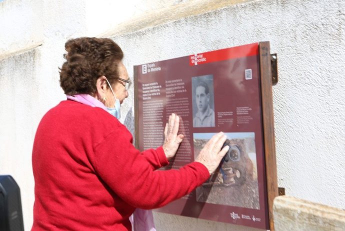 La Generalitat entrega los restos del maqui Francisco Serrano 'El Rubio' a su hija Lidia Serrano y a su nieta Angeles Castel, en el cementerio dels Reguers, en Tortosa (Tarragona), el 25 de marzo de 2021.